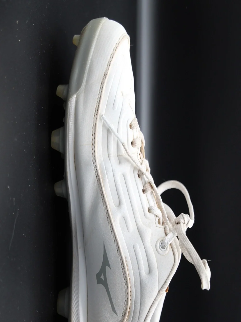Mizuno White Cream Athletic Cleats